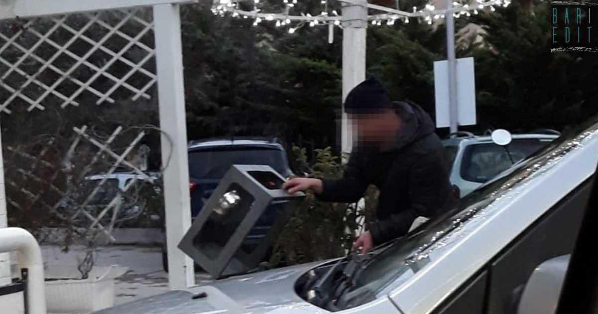 Gratta e vinci fortunati gettati nel cestino: un barese si mette ogni giorno alla loro ricerca